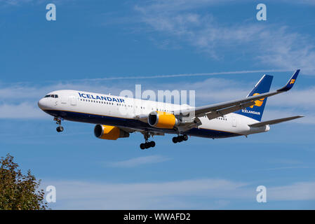 Icelandair Boeing 767 aereo di linea TF-ISO atterra all'aeroporto di Londra Heathrow a Hounslow, Londra, Regno Unito Foto Stock