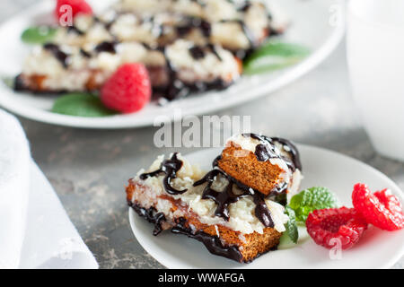 Senza glutine cookies biscotti servita con frutti di bosco su grigio tavolo di pietra Foto Stock