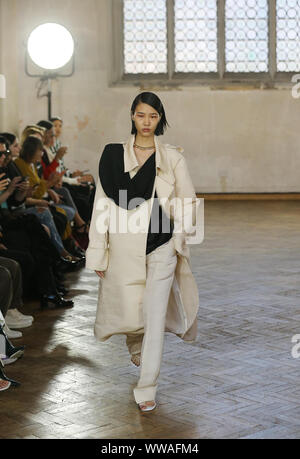 I modelli sulla passerella di Sharon Wauchob Primavera/Estate 2020 London Fashion Week show a San Cipriano Chiesa, Londra. Foto Stock