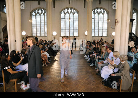 Modello Jacquetta Wheeler (centro) sulla passerella di Sharon Wauchob Primavera/Estate 2020 London Fashion Week show a San Cipriano Chiesa, Londra. Foto Stock