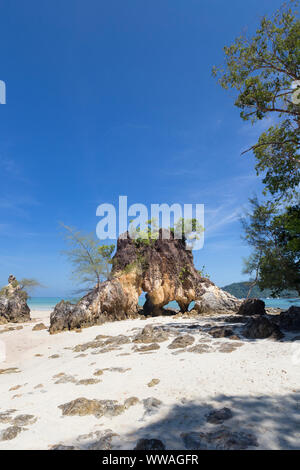 Formazione di roccia su Ao Kwai beach, Ko Phayam island, Thailandia Foto Stock