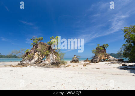 Formazione di roccia su Ao Kwai beach, Ko Phayam island, Thailandia Foto Stock