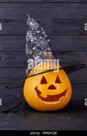 Zucca di Halloween vestita con cappello magico. Foto Stock