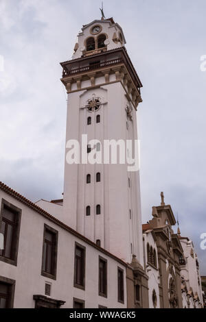 La Basilica del Royal Santuario mariano di Nostra Signora della Candelaria con la sua facciata bianca e una torre alta. Nuvoloso cielo piovoso in primavera. Candelaria, Foto Stock