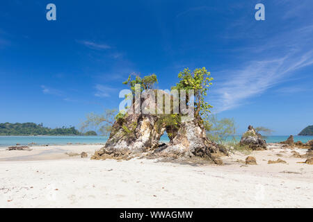 Formazione di roccia su Ao Kwai beach, Ko Phayam island, Thailandia Foto Stock