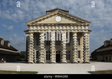 L'abitazione del direttore presso le Saline royale (royal saline) presso l'Arc-et-Senans, progettato dall'architetto visionario Claude Nicolas Ledoux nel 1774 Foto Stock