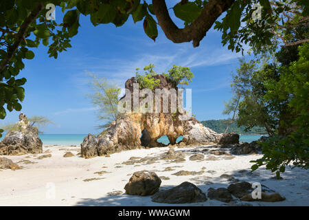 Formazione di roccia su Ao Kwai beach, Ko Phayam island, Thailandia Foto Stock