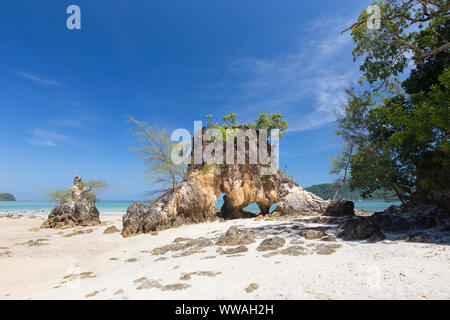 Formazione di roccia su Ao Kwai beach, Ko Phayam island, Thailandia Foto Stock