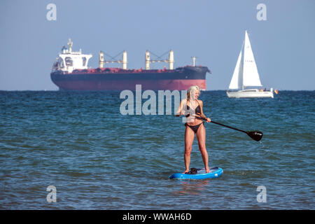 Trasporto marittimo Baltico, donna di mare di Paddleboarding, costa Mar Baltico vicino Rostock Germania costa donna Paddleboarding mare Foto Stock