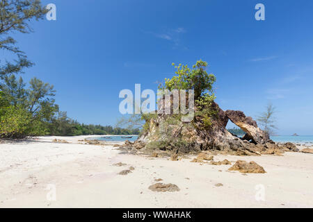 Formazione di roccia su Ao Kwai beach, Ko Phayam island, Thailandia Foto Stock