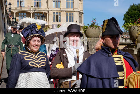 Bagno, Somerset, Regno Unito. 14 settembre 2019. Jane Austen appassionati in Regency costume fare una processione attraverso la città. Il festival annuale attira Austen appassionati provenienti da tutto il mondo, la processione di circa 500 persone in costume è l inizio di una settimana di Austen ha ispirato gli eventi. Questo anno la processione inizia a Sydney Gardens crea un loop attraverso la città passando molti luoghi Austen avrebbe avuto familiarità con, finendo nella Parade Gardens. Credito: Signor Standfast/Alamy Live News Foto Stock