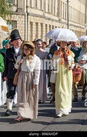 Bagno, Somerset, Regno Unito. 14 settembre 2019. Jane Austen appassionati in Regency costume fare una processione attraverso la città. Il festival annuale attira Austen appassionati provenienti da tutto il mondo, la processione di circa 500 persone in costume è l inizio di una settimana di Austen ha ispirato gli eventi. Questo anno la processione inizia a Sydney Gardens crea un loop attraverso la città passando molti luoghi Austen avrebbe avuto familiarità con, finendo nella Parade Gardens. Credito: Signor Standfast/Alamy Live News Foto Stock