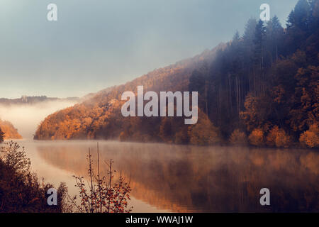 Saar Loop nella nebbia mattutina, estate indiana. Foto Stock