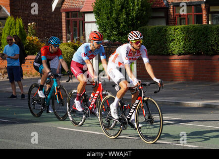 Tour della Gran Bretagna 2019 Stadio 8 Manchester. Il peloton gare attraverso Salford con 7km fino alla volata. Foto Stock