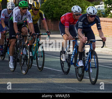 Tour della Gran Bretagna 2019 Stadio 8 Manchester. Il peloton gare attraverso Salford con 7km fino alla volata. Foto Stock