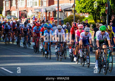 Tour della Gran Bretagna 2019 Stadio 8 Manchester. Il peloton gare attraverso Salford con 7km fino alla volata. Foto Stock