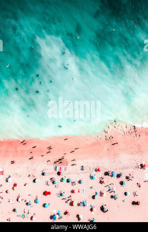 La folla di persone sulla Spiaggia, Vista Aerea Foto Stock