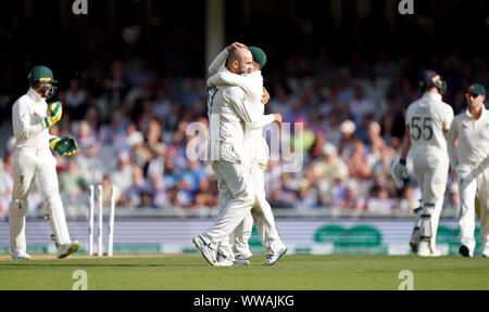 Australia Nathan Lione celebra bowling Inghilterra del Ben Stokes durante il giorno e tre la quinta prova la corrispondenza alla Kia ovale, Londra. Foto Stock