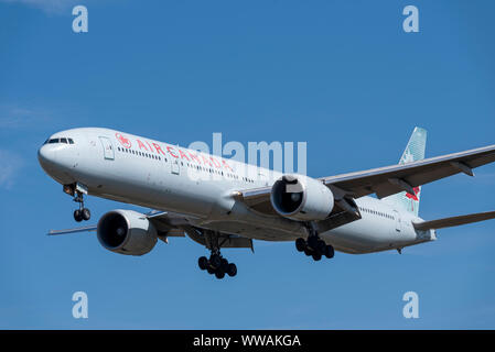 Air Canada Boeing 777 aereo di linea C-FIUW atterrando all'aeroporto di Londra Heathrow a Hounslow, Londra, Regno Unito Foto Stock