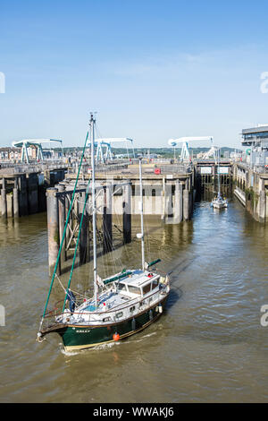 Yachts lasciando Cardiff Bay attraverso il blocco sulla Baia di Cardiff Barrage Galles del Sud Foto Stock