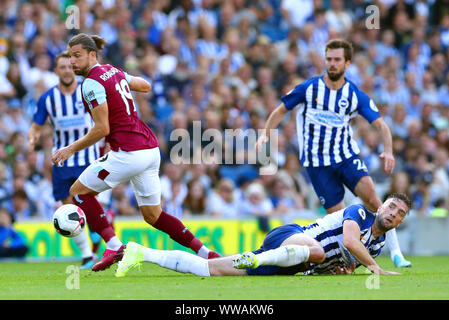 Burnley Jay Rodriguez (sinistra) e Brighton e Hove Albion di Shane Duffy battaglia per la palla durante il match di Premier League al AMEX Stadium, Brighton. Foto Stock