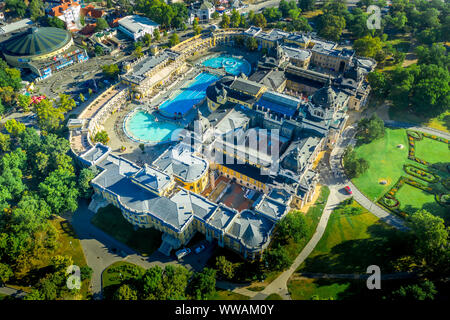 Vista aerea di Szechenyi Spa bagno termale con stile futuristico zoo in Budapest Ungheria Foto Stock