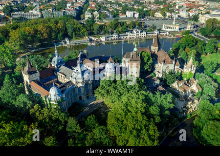 Veduta aerea del Castello di Vajdahunyad in Varosliget vicino a Piazza degli Eroi in Budapest Ungheria Foto Stock