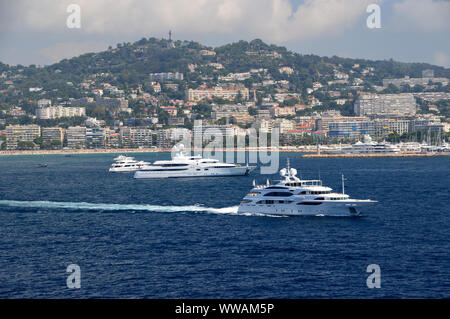 Motoryacht di lusso nella baia al di fuori del porto di Cannes, Cote d'Azur, in Francia, UE. Foto Stock