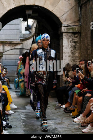 Londra, Regno Unito. Xiv Sep, 2019. I modelli presenti creazioni di Fëdor Golan at Somerset House durante la London Fashion Week di Londra, Gran Bretagna, Sett. 14, 2019. Credito: Han Yan/Xinhua/Alamy Live News Foto Stock