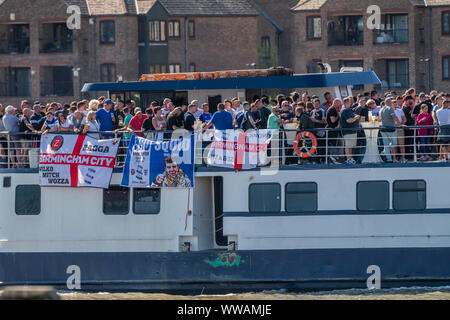 Londra, Regno Unito. Xiv Sett 2019. Birmingham City fans in testa al loro gioco contro il Charlton Athletic in barca verso il basso fino al fiume Tamigi. Credito: Guy Bell/Alamy Live News Foto Stock