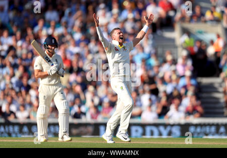 Australia Peter Siddle ricorsi invano per il paletto di Inghilterra del Joe Denly durante il giorno e tre la quinta prova la corrispondenza alla Kia ovale, Londra. Foto Stock