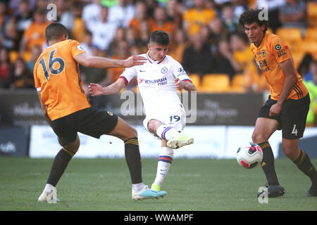 Del Chelsea montaggio Mason (centro) punteggi il suo lato del quinto obiettivo del gioco durante il match di Premier League a Molineux, Wolverhampton. Foto Stock