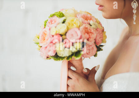 Bouquet di nozze nella mani della sposa Foto Stock