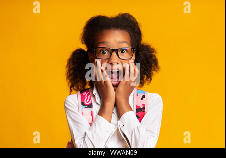 La paura degli studenti elementari ragazza urlando guardando la telecamera, Studio Shot Foto Stock