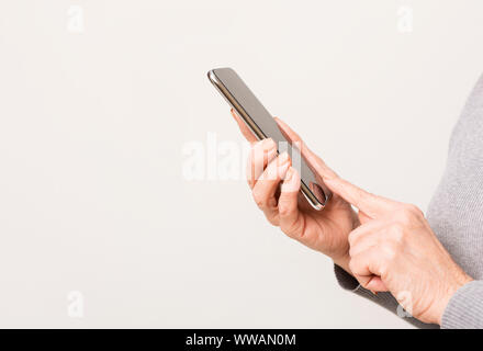 Primo piano dei moderni smartphone nella donna matura le mani Foto Stock