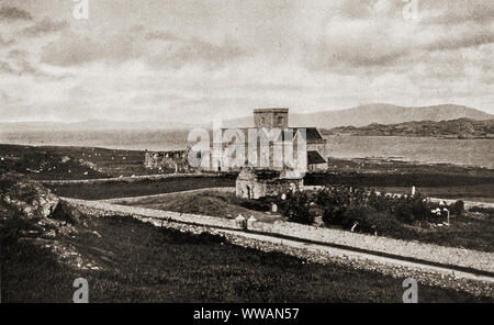 1935 fotografia - Gli edifici religiosi sull'isola scozzese di Iona prima ricostruzione e restauro . - La Cattedrale e San orano la cappella di . Foto Stock