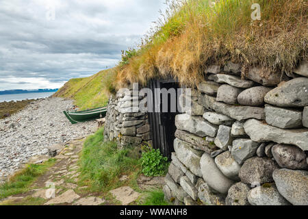 Bolungarvik, Westfjords Islanda, Osvor Museo di pescatori con case di tappeto erboso in un giorno nuvoloso Foto Stock