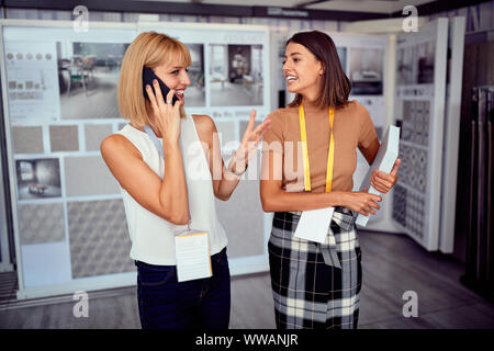 Sorridente imprenditrice professionali di dirigenti e dipendenti di successo Foto Stock