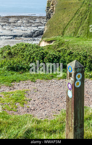 Il sentiero post a Nash punto sulla Glamorgan Heritage costa sud del Galles su un soleggiato blue sky giorno Foto Stock
