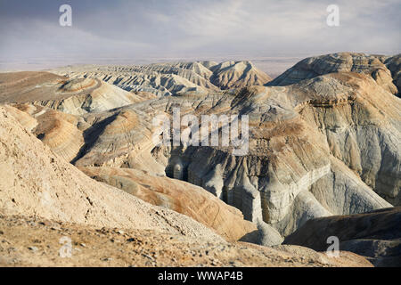 Bizzarre montagne stratificata nel parco deserto Altyn Emel in Kazakistan Foto Stock