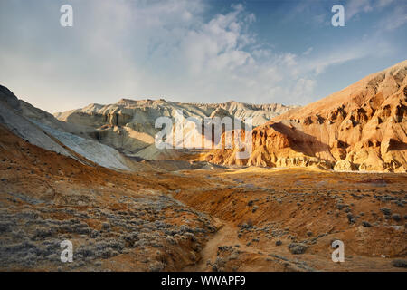 Canyon con montagne stratificata nel parco deserto Altyn Emel in Kazakistan Foto Stock