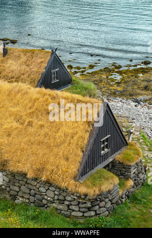 Bolungarvik, Westfjords Islanda, Osvor Museo di pescatori con case di tappeto erboso in un giorno nuvoloso Foto Stock