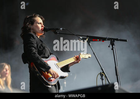 Birmingham, Regno Unito. Xiv Sep, 2019. Cantante e chitarrista Anna Calvi appare sul palco Foto Stock