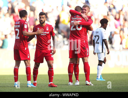 Il Nottingham Forest capitano Michael Dawson (destra) festeggia con Joe Worrall a tempo pieno durante il cielo di scommessa match del campionato al Liberty Stadium, Swansea. Foto Stock