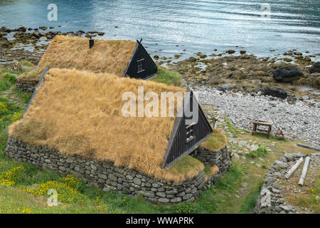 Bolungarvik, Westfjords Islanda, Osvor Museo di pescatori con case di tappeto erboso in un giorno nuvoloso Foto Stock