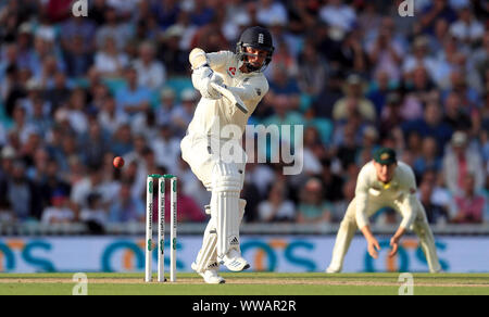 L'Inghilterra del Sam Curran batting durante il giorno e tre la quinta prova la corrispondenza alla Kia ovale, Londra. Foto Stock