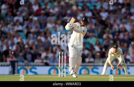 L'Inghilterra del Sam Curran batting durante il giorno e tre la quinta prova la corrispondenza alla Kia ovale, Londra. Foto Stock