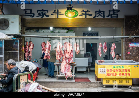 Xian, Cina - Luglio 2019 : Agnello e carcasse di mucca appeso a ganci nel quartiere musulmano della città di Xian, Provincia di Shaanxi Foto Stock