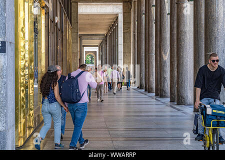 Persone che camminano lungo l'elegante portico di via Roma a Torino, Italia Foto Stock