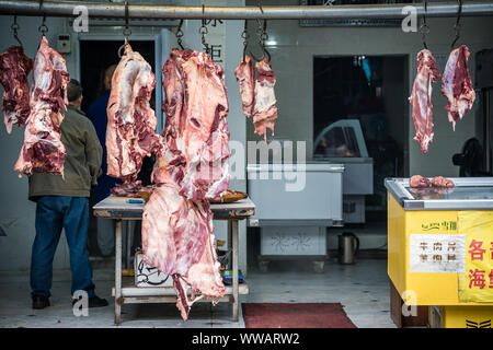 Xian, Cina - Luglio 2019 : Agnello e carcasse di mucca appeso a ganci nel quartiere musulmano della città di Xian, Provincia di Shaanxi Foto Stock